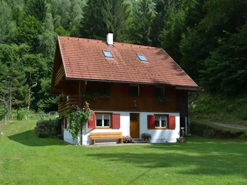 Außenanlage Ferienhaus-Waldenstein, Haus-Waldenstein, Urlaub im Lavanttal in Kärnten, Wandern, Radfahren, Skifahren, Winterurlaub, Badeseen, Restaurants, Sehenswürdigkeiten, Ausflugziele, Kärnten entdecken, Ruhe, Natur, Zeit füreinander haben, Urlaub mit Herz, ruhige Lage, komfortable Ausstattung für Familien, Paare und Hundebesitzer, Gäste aus Österreich, Gäste aus Deutschland, Gäste aus der Schweiz, Ferienhaus,  Annelies Stückler