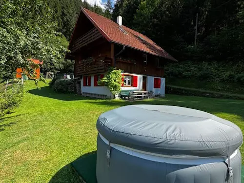 Außenanlage Ferienhaus-Waldenstein, Haus-Waldenstein, Urlaub im Lavanttal in Kärnten, Wandern, Radfahren, Skifahren, Winterurlaub, Badeseen, Restaurants, Sehenswürdigkeiten, Ausflugziele, Kärnten entdecken, Ruhe, Natur, Zeit füreinander haben, Urlaub mit Herz, ruhige Lage, komfortable Ausstattung für Familien, Paare und Hundebesitzer, Gäste aus Österreich, Gäste aus Deutschland, Gäste aus der Schweiz, Ferienhaus,  Annelies Stückler