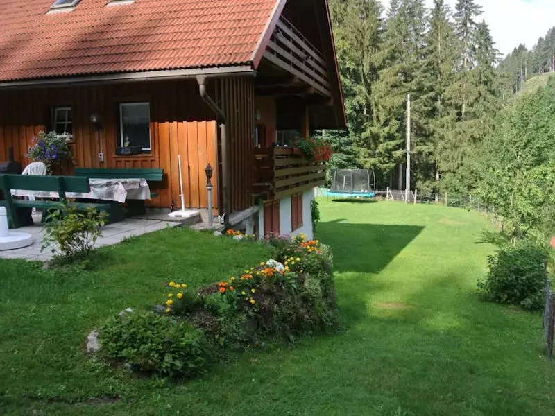 Ferienhaus Waldenstein Außenansicht — Holzhaus mit Balkon, Terrasse und großem Garten in Waldenstein 59, 9441 Waldenstein, Kärnten